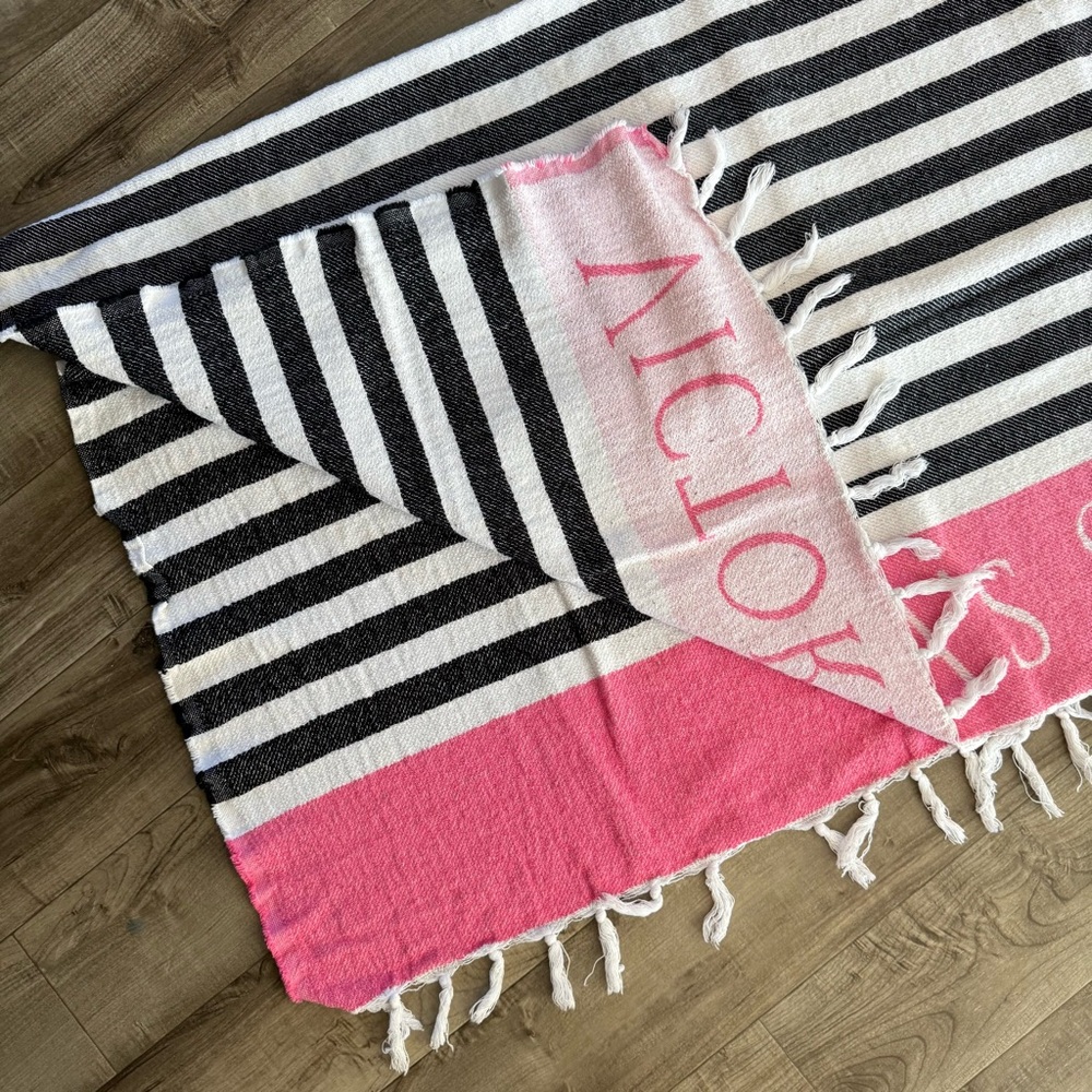 Victoria’s Secret woven logo beach blanket throw - Picture 4 of 7